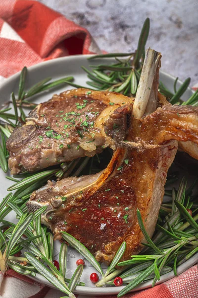 Ev yapımı ızgara organik kuzu pirzolası ve biberiyeli ve otlu.