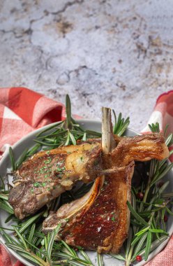 Ev yapımı ızgara organik kuzu pirzolası ve biberiyeli ve otlu.