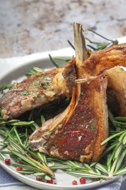 Ev yapımı ızgara organik kuzu pirzolası ve biberiyeli ve otlu.