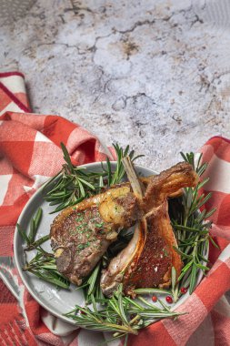 Ev yapımı ızgara organik kuzu pirzolası ve biberiyeli ve otlu.