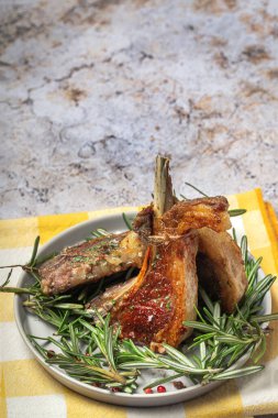 Ev yapımı ızgara organik kuzu pirzolası ve biberiyeli ve otlu.