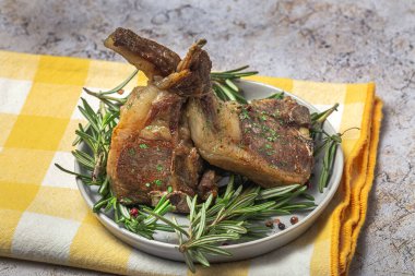 Ev yapımı ızgara organik kuzu pirzolası ve biberiyeli ve otlu.