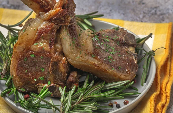 Ev yapımı ızgara organik kuzu pirzolası ve biberiyeli ve otlu.