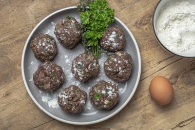 Geleneksel çiğ et ve un, yumurta, baharat ve aromatik bitkilerle kuzu köftesi tarifi. Tipik İspanyol yemekleri.