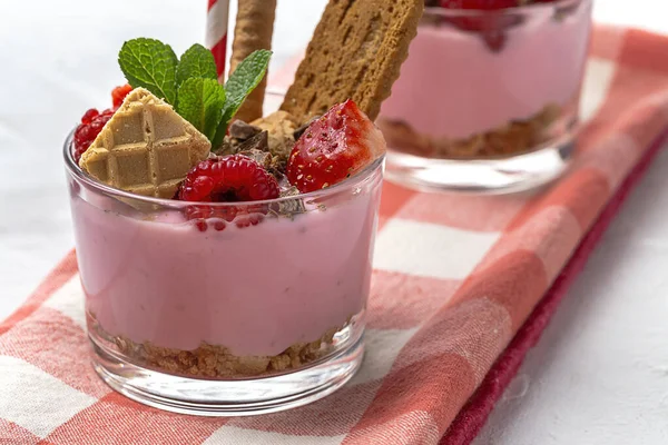 Yogur Casero Con Bayas Rojas Frambuesas Arándanos Moras Fresas Galletas —  Fotos de Stock