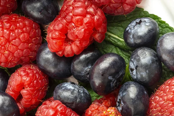 赤い果実 イチゴ ブルーベリー ラズベリーの盛り合わせ 閉じます 健康食品のコンセプト — ストック写真