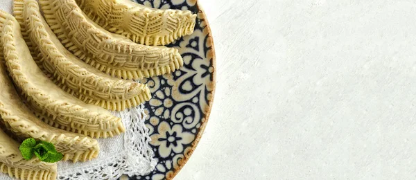 ラマダーン用のガゼル角から手作りのお菓子 焼きたてのカアブ ガザルのクローズアップ ガゼル角 ハラルフードとも呼ばれるモロッコの甘いものです — ストック写真