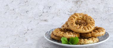 Geleneksel ev yapımı Ramazan Kaak şekerleri mermer arka planda. Tipik Arap helal gıdası.