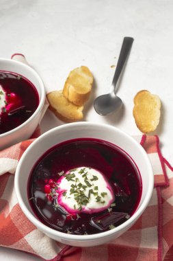 Geleneksel Ukrayna ve Rus ulusal kırmızı borş çorbası, ekşi krema ve bitkilerle dolu. Sağlıklı gıda konsepti