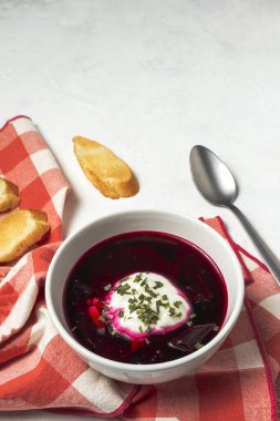 Geleneksel Ukrayna ve Rus ulusal kırmızı borş çorbası, ekşi krema ve bitkilerle dolu. Sağlıklı gıda konsepti