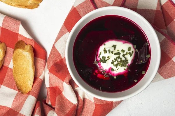 Traditionell Ukrainsk Och Rysk Nationell Röd Borschtsoppa Skål Med Gräddfil — Stockfoto