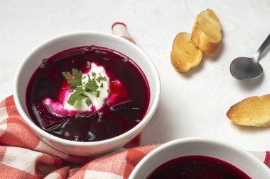 Geleneksel Ukrayna ve Rus ulusal kırmızı borş çorbası, ekşi krema ve bitkilerle dolu. Sağlıklı gıda konsepti