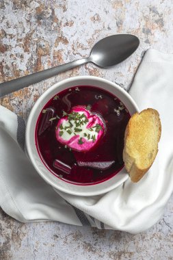 Geleneksel Ukrayna ve Rus ulusal kırmızı borş çorbası, ekşi krema ve bitkilerle dolu. Sağlıklı gıda konsepti