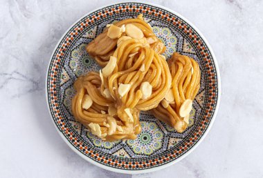 Ev yapımı chebakias hamur işleri, tipik Fas tatlısı Ramazan ayı ve yardım için. helal yiyecek.