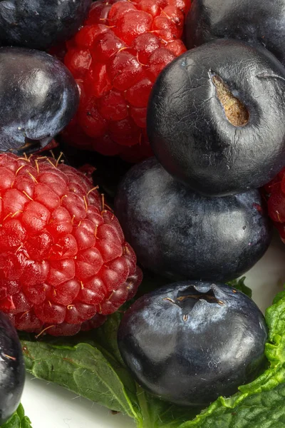 赤い果実 イチゴ ブルーベリー ラズベリーの盛り合わせ 閉じます 健康食品のコンセプト — ストック写真