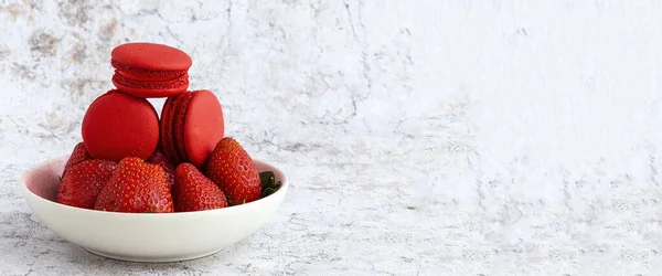 Homemade Red Macarons Strawberries Close Marble Background — Stock Photo, Image