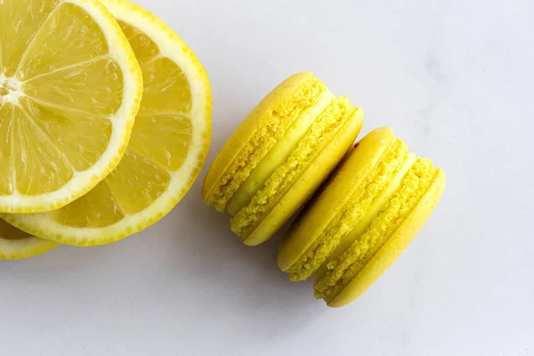 Hausgemachte Gelbe Macarons Mit Zitrone Nahaufnahme Auf Marmorhintergrund — Stockfoto