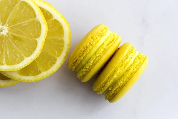 Házi Készítésű Sárga Macarons Citrommal Közelről Márvány Háttér — Stock Fotó