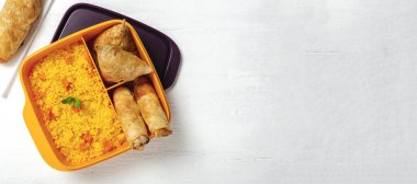 Ev yapımı kuskus, sebzeli ve tipik Arap yemeklerinden oluşan bir beslenme çantasında. Götürün. İş konseptinde yiyecek