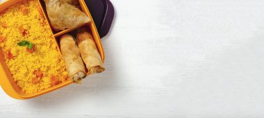 Ev yapımı kuskus, sebzeli ve tipik Arap yemeklerinden oluşan bir beslenme çantasında. Götürün. İş konseptinde yiyecek