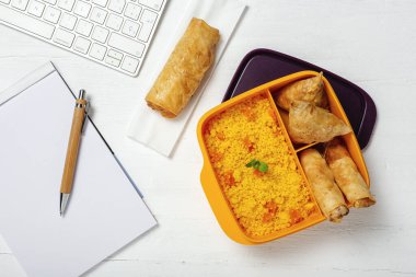 Ev yapımı kuskus, sebzeli ve tipik Arap yemeklerinden oluşan bir beslenme çantasında. Götürün. İş konseptinde yiyecek