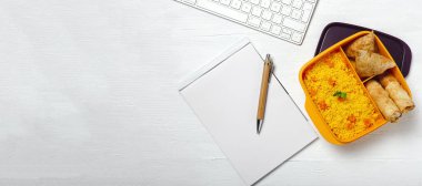 Ev yapımı kuskus, sebzeli ve tipik Arap yemeklerinden oluşan bir beslenme çantasında. Götürün. İş konseptinde yiyecek