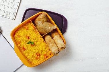 Ev yapımı kuskus, sebzeli ve tipik Arap yemeklerinden oluşan bir beslenme çantasında. Götürün. İş konseptinde yiyecek