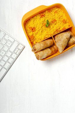 Ev yapımı kuskus, sebzeli ve tipik Arap yemeklerinden oluşan bir beslenme çantasında. Götürün. İş konseptinde yiyecek