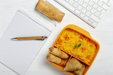 Ev yapımı kuskus, sebzeli ve tipik Arap yemeklerinden oluşan bir beslenme çantasında. Götürün. İş konseptinde yiyecek