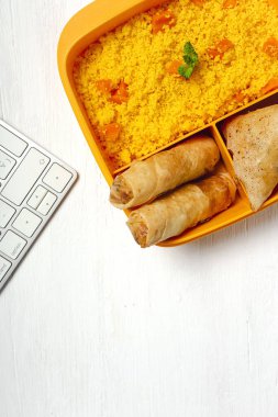 Ev yapımı kuskus, sebzeli ve tipik Arap yemeklerinden oluşan bir beslenme çantasında. Götürün. İş konseptinde yiyecek