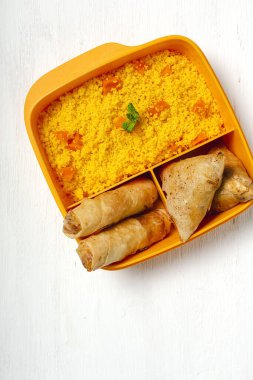 Ev yapımı kuskus, sebzeli ve tipik Arap yemeklerinden oluşan bir beslenme çantasında. Götürün. İş konseptinde yiyecek