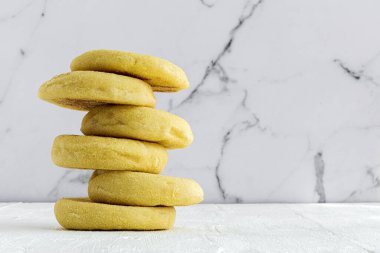 Ev yapımı harcha irmikli ekmek krepleri. Helal kavramı. Arapça yemek