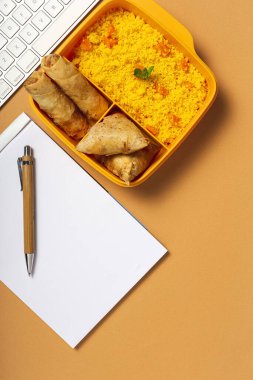 Ev yapımı kuskus, sebzeli ve tipik Arap yemeklerinden oluşan bir beslenme çantasında. Götürün. İş konseptinde yiyecek