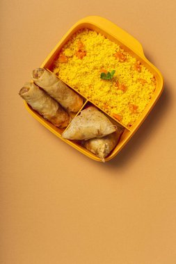 Ev yapımı kuskus, sebzeli ve tipik Arap yemeklerinden oluşan bir beslenme çantasında. Götürün. İş konseptinde yiyecek