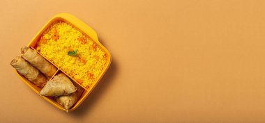 Ev yapımı kuskus, sebzeli ve tipik Arap yemeklerinden oluşan bir beslenme çantasında. Götürün. İş konseptinde yiyecek