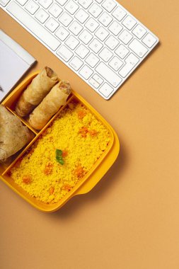 Ev yapımı kuskus, sebzeli ve tipik Arap yemeklerinden oluşan bir beslenme çantasında. Götürün. İş konseptinde yiyecek