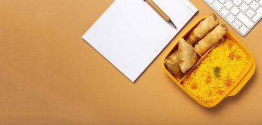 Ev yapımı kuskus, sebzeli ve tipik Arap yemeklerinden oluşan bir beslenme çantasında. Götürün. İş konseptinde yiyecek