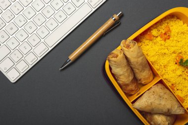 Ev yapımı kuskus, sebzeli ve tipik Arap yemeklerinden oluşan bir beslenme çantasında. Götürün. İş konseptinde yiyecek