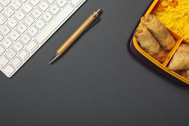 Ev yapımı kuskus, sebzeli ve tipik Arap yemeklerinden oluşan bir beslenme çantasında. Götürün. İş konseptinde yiyecek