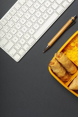 Ev yapımı kuskus, sebzeli ve tipik Arap yemeklerinden oluşan bir beslenme çantasında. Götürün. İş konseptinde yiyecek