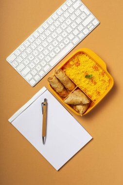 Ev yapımı kuskus, sebzeli ve tipik Arap yemeklerinden oluşan bir beslenme çantasında. Götürün. İş konseptinde yiyecek