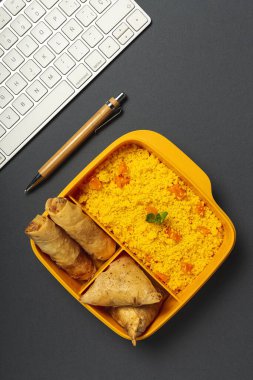 Ev yapımı kuskus, sebzeli ve tipik Arap yemeklerinden oluşan bir beslenme çantasında. Götürün. İş konseptinde yiyecek