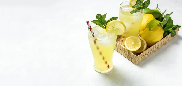 レモン ミント アイスとフレッシュ自家製レモネードまたはモヒートカクテル — ストック写真