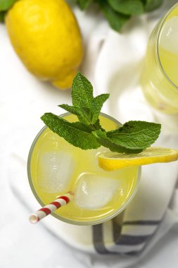 Taze ev yapımı limonata veya limon, nane ve buzlu mojito kokteyli.