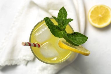 Taze ev yapımı limonata veya limon, nane ve buzlu mojito kokteyli.