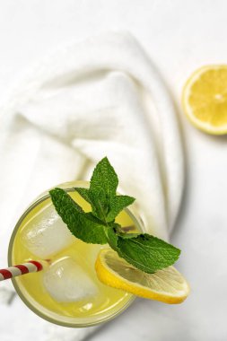 Taze ev yapımı limonata veya limon, nane ve buzlu mojito kokteyli.