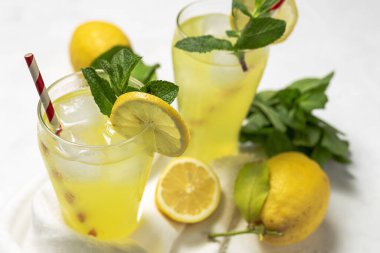 Taze ev yapımı limonata veya limon, nane ve buzlu mojito kokteyli.