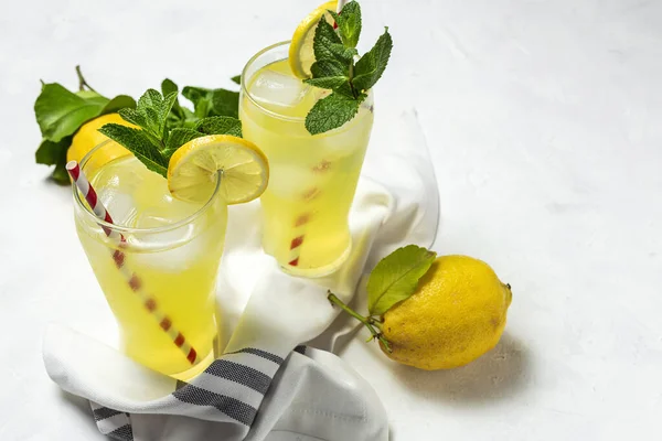 新鲜的自制柠檬水或混合柠檬 薄荷和冰块的莫吉托鸡尾酒 — 图库照片
