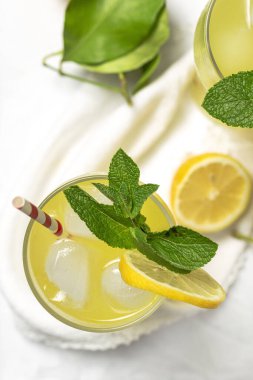 Taze ev yapımı limonata veya limon, nane ve buzlu mojito kokteyli.