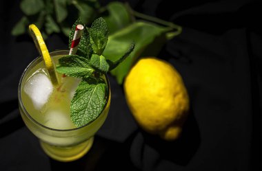 Taze ev yapımı limonata ya da limon, nane ve buzlu mojito kokteyli.